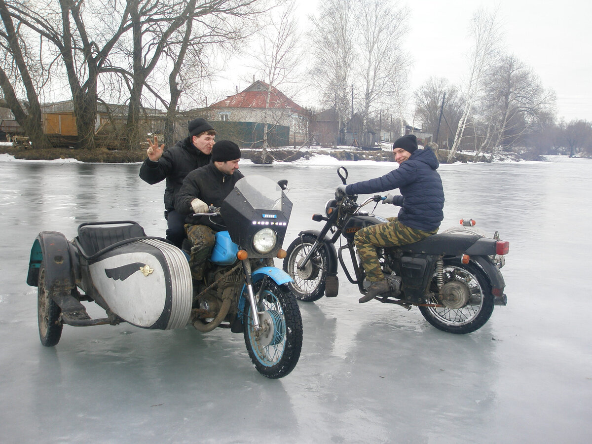 Довольные мотоциклисты на льду озера