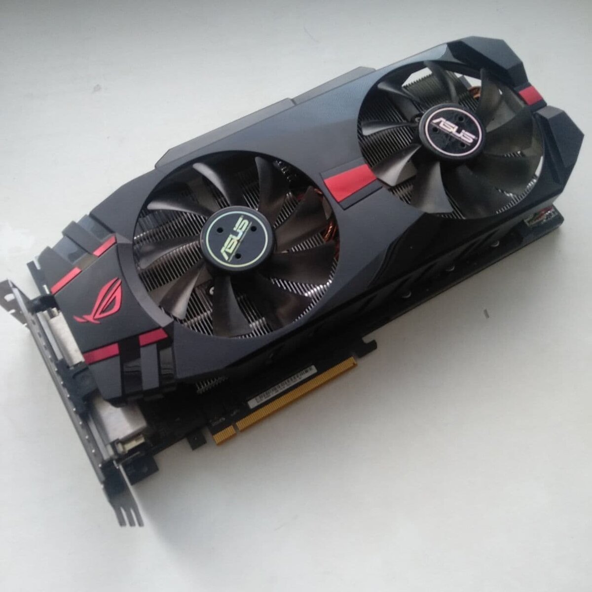 R9 280X ASUS ROG MATRIX PLATINUM имеет внушительные размеры .