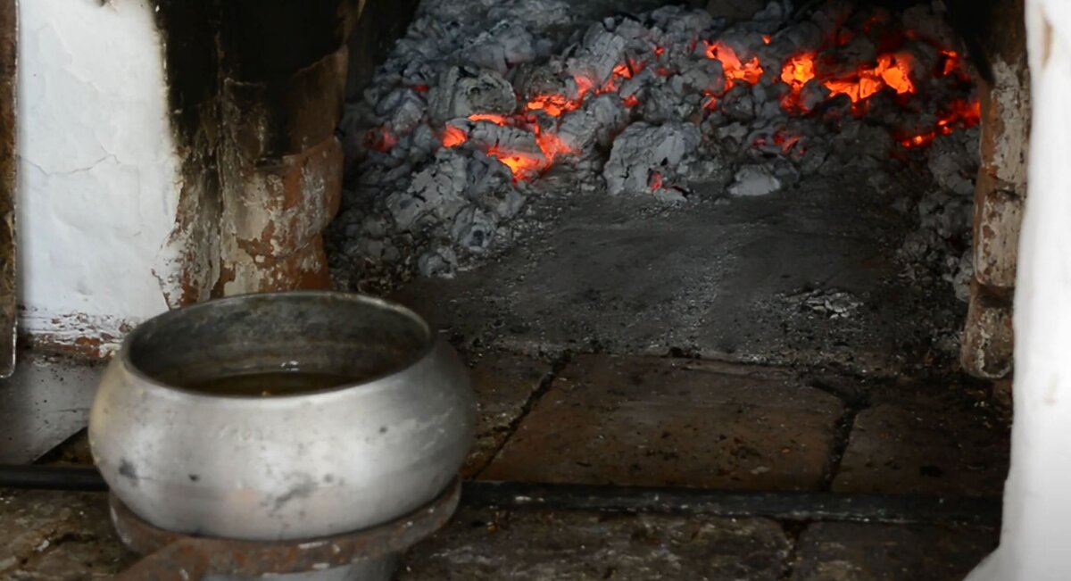  Печка в доме – мать родная. Без неё – хоть помирай,   
Кто в деревне жил, тот знает,
Что без печки рай – не рай.   Владимир Илюшенко.