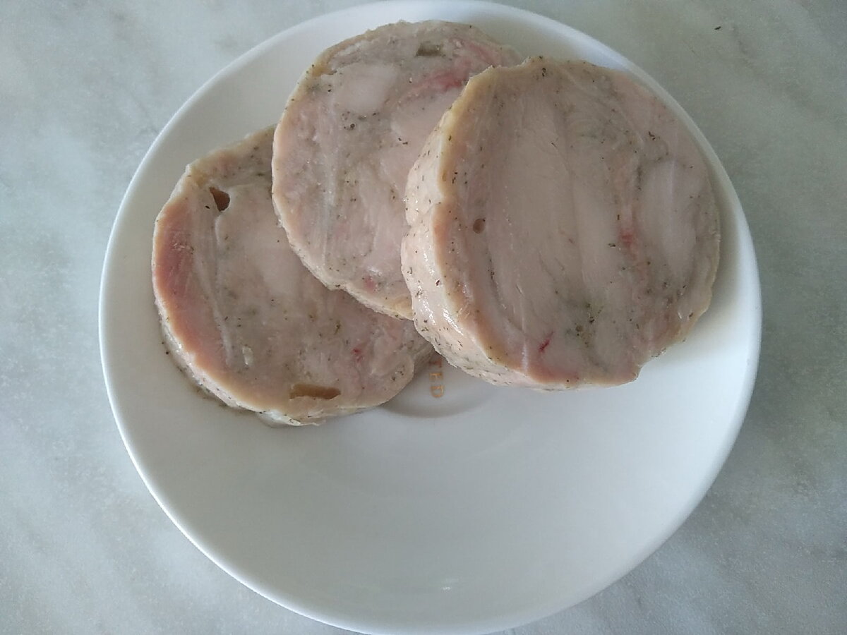 Приятная розовая мякоть куриного рулета
