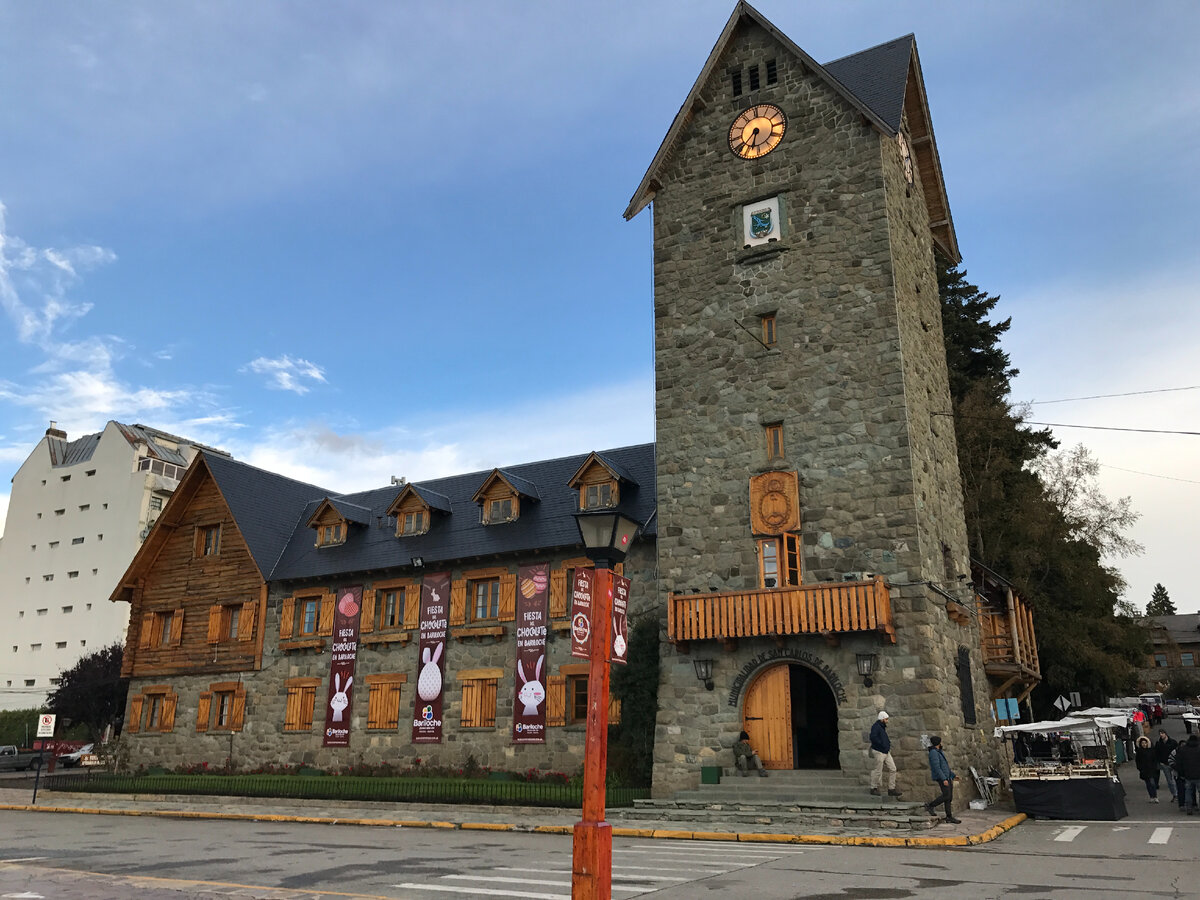 Здание муниципалитета с башней и часами . San Carlos de Bariloche, Argentina.
