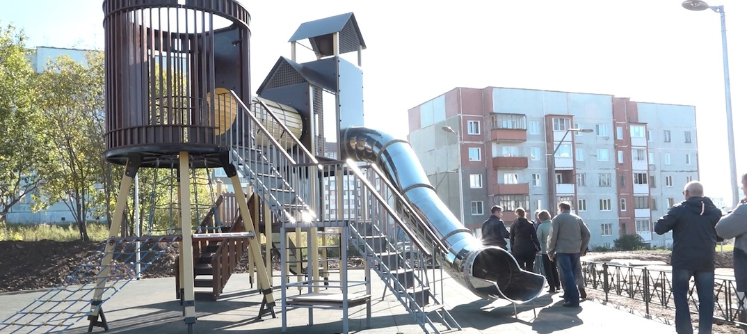 сын сразу же завис на горке 