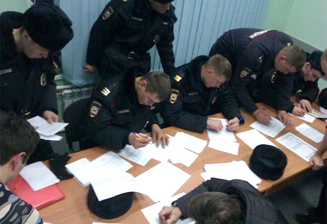 После долгой паузы  сотрудники МВД выдают аккредитации в плотном графике