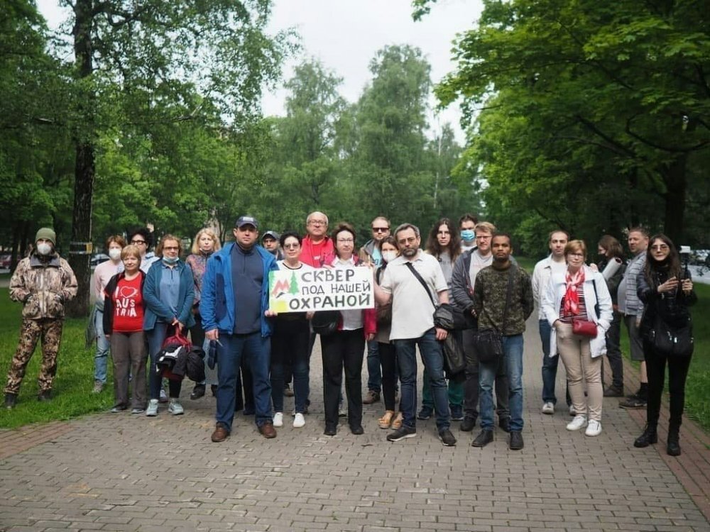 Жители, защищающие деревья на бульваре Дм. Ульянова. Источник: @tbcc_renovation