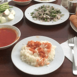 Рис поливаем соусом от фасоли, 
отдельно выкладываем фасоль с соусом