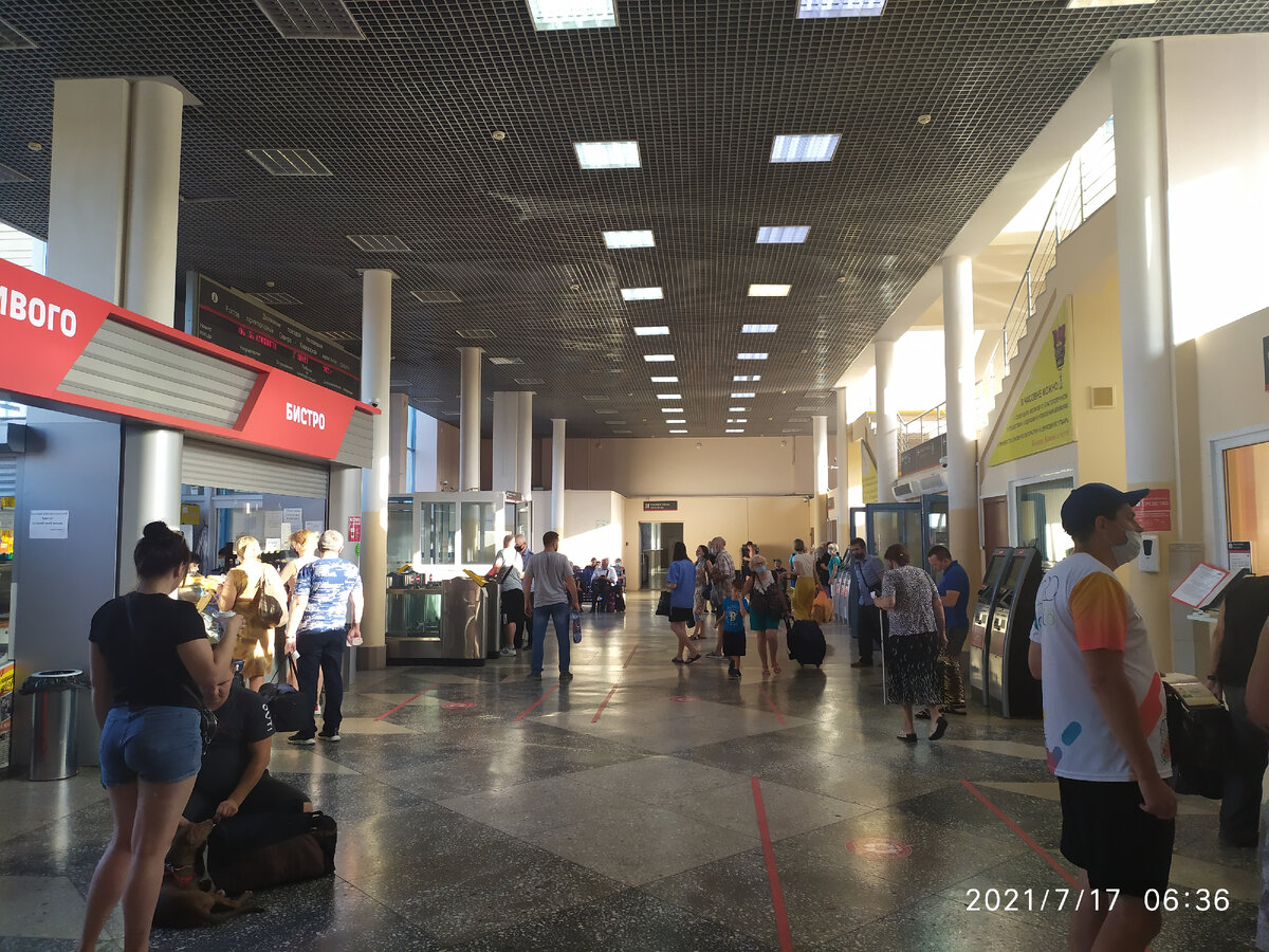 Зал ожидания первого этажа и здесь же билетные кассы
