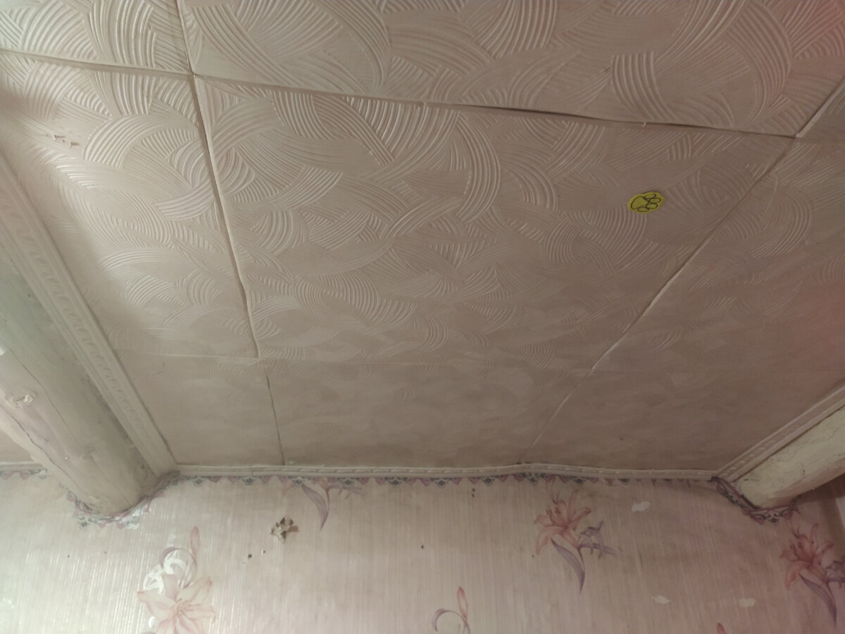 Красота, да и только. Вот таких балок в комнате 2*4 метра целых 5 штук. И сам потолок заштукатурен пупком, как попало. Пробовала ободрать в одном углу, давно, ещё до того как плитку наклеила, но испугалась, что совсем все обрушится. Как спрятать все это безобразие, ума не приложу