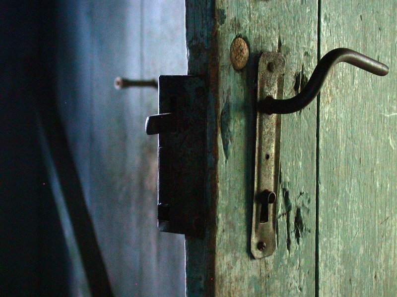 Дверь в квартиру тоже была как будто столетней