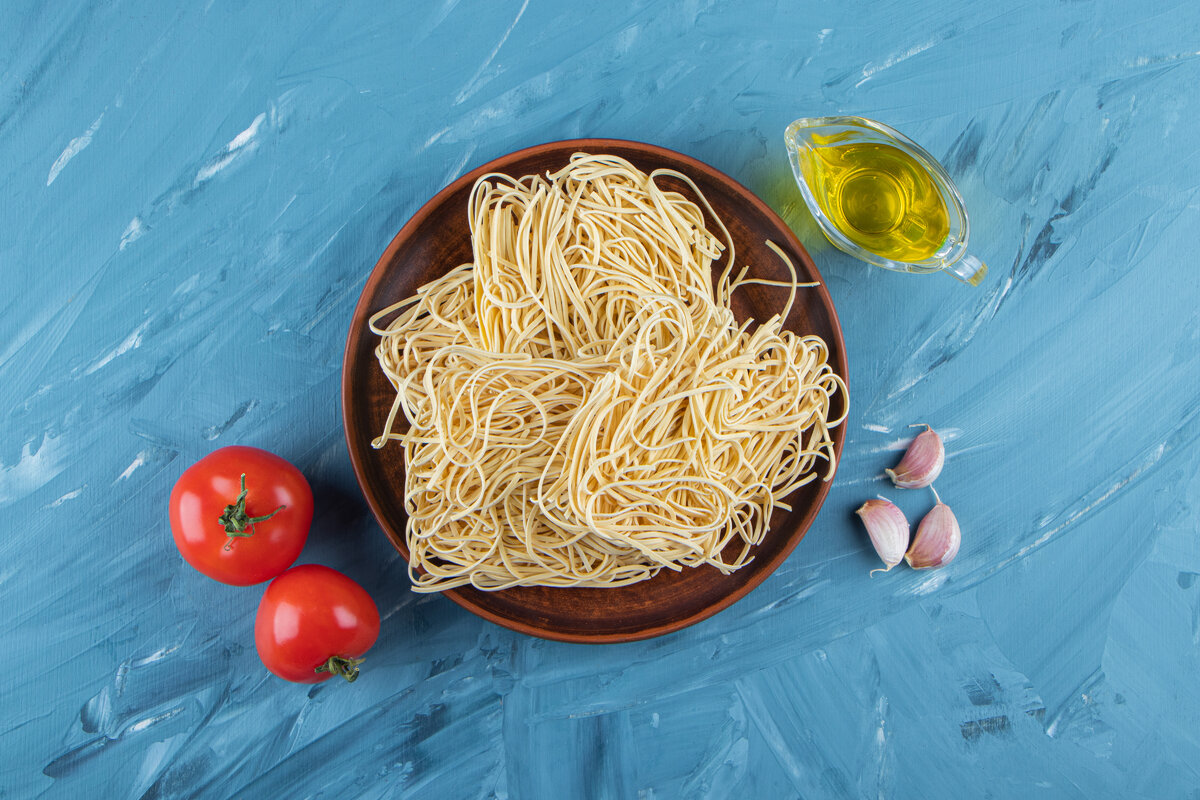 Лапша сырая. Личинки в сухих спагетти. Как разрезать сухие макароны.