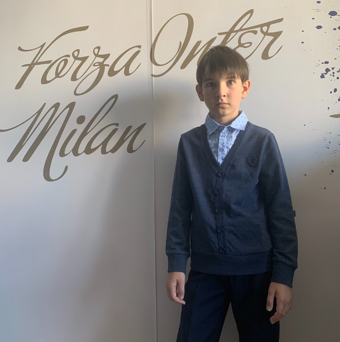 Это кофта, совмещённая с рубашкой. Хотя рубашки там по факту под кофтой нет. 