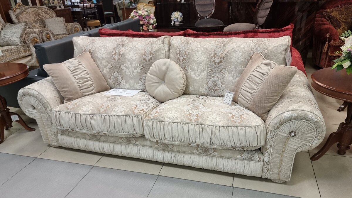 Классическая мебель с обилием декора всегда стоит больших денег