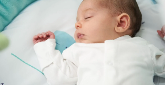 Молодых мам и пап чаще всего беспокоят вопросы, связанные со сном новорожденного. Одни родители тревожатся из-за частых пробуждений ребенка, другим кажется неправильным, что малыш все время спит.