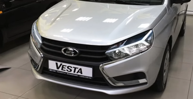 На новой Лада Веста ФЛ появился мягкий пластик на торпеде. Комплектация FL уже поступает в автосалоны (разбор изменений)