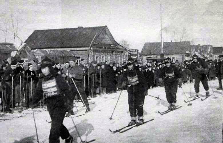 Во многих населенных пунктах отважных марафонцев встречали местные жители,  некоторые в знак солидарности бежали 5-10 километров рядом. Фото из открытых источников