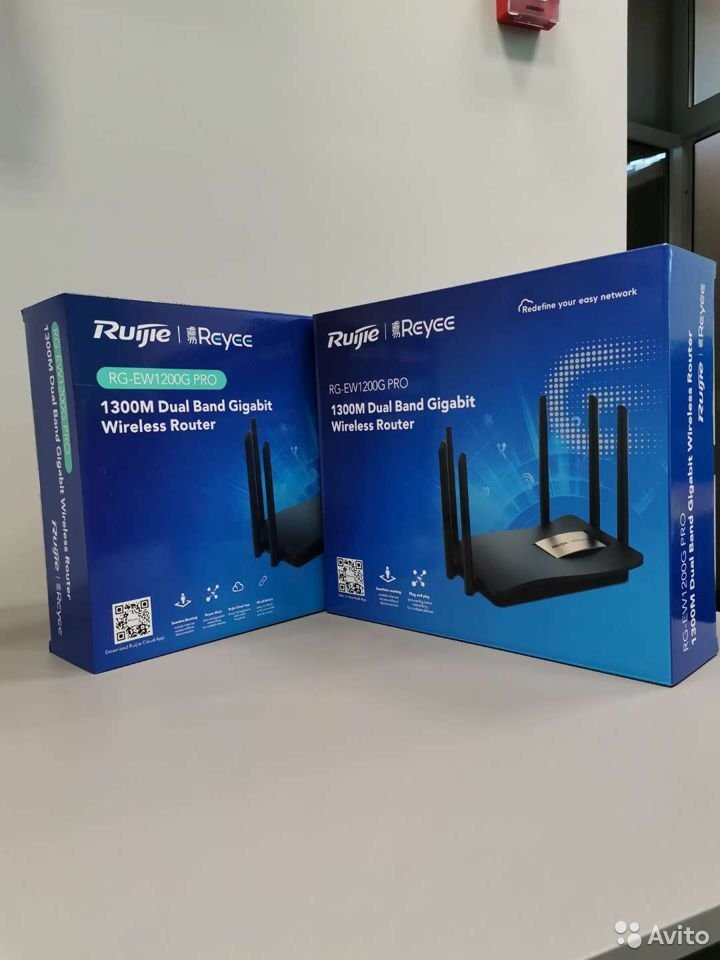 Дизайн коробок немного отличается. WAN порт - 1 Гигабит. 