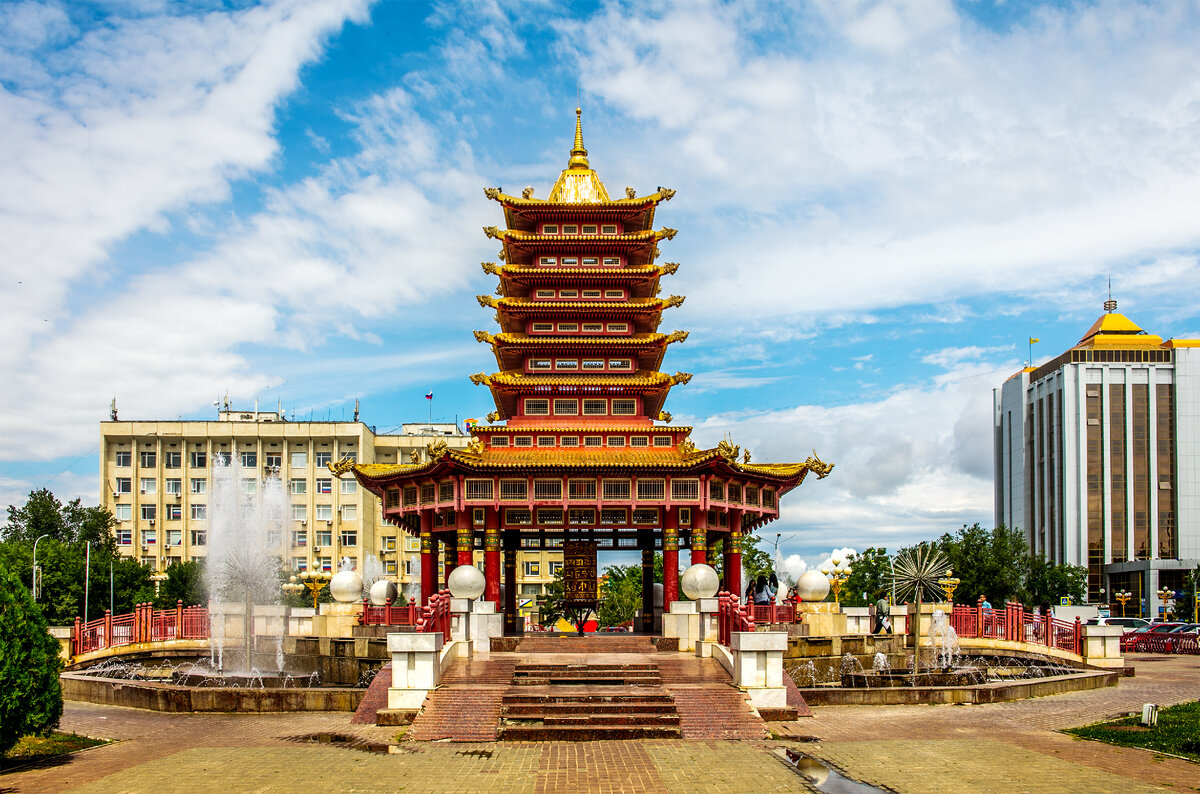 На фото: Пагода Семь Дней установлена на центральной 