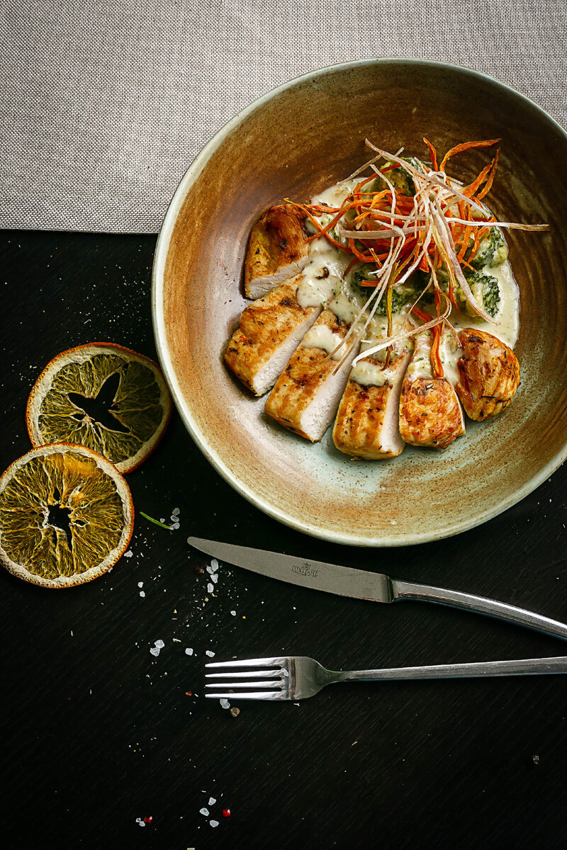 Например: куриное филе, под сливочным соусом и с гарниром из брокколи отлично подойдет для поднятия настроения