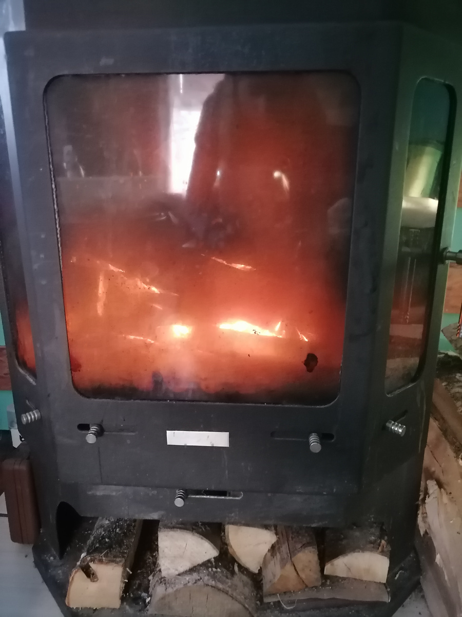 Горящий камин.... тепло.... 