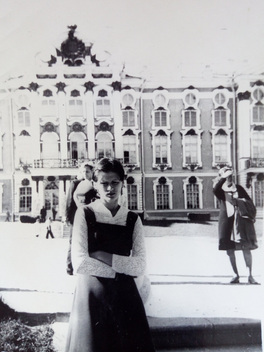 Это уже и школа закончена и вуз позади и мы уехали жить в Ленинград. Это 1976г. И это начало стрессов: далеко от дома, огромный город, работа, ожидание ребенка, отъезд домой... То, есть фактически к 30 годам у меня защита КОРТИЗОЛЬЯ начала пробиваться.