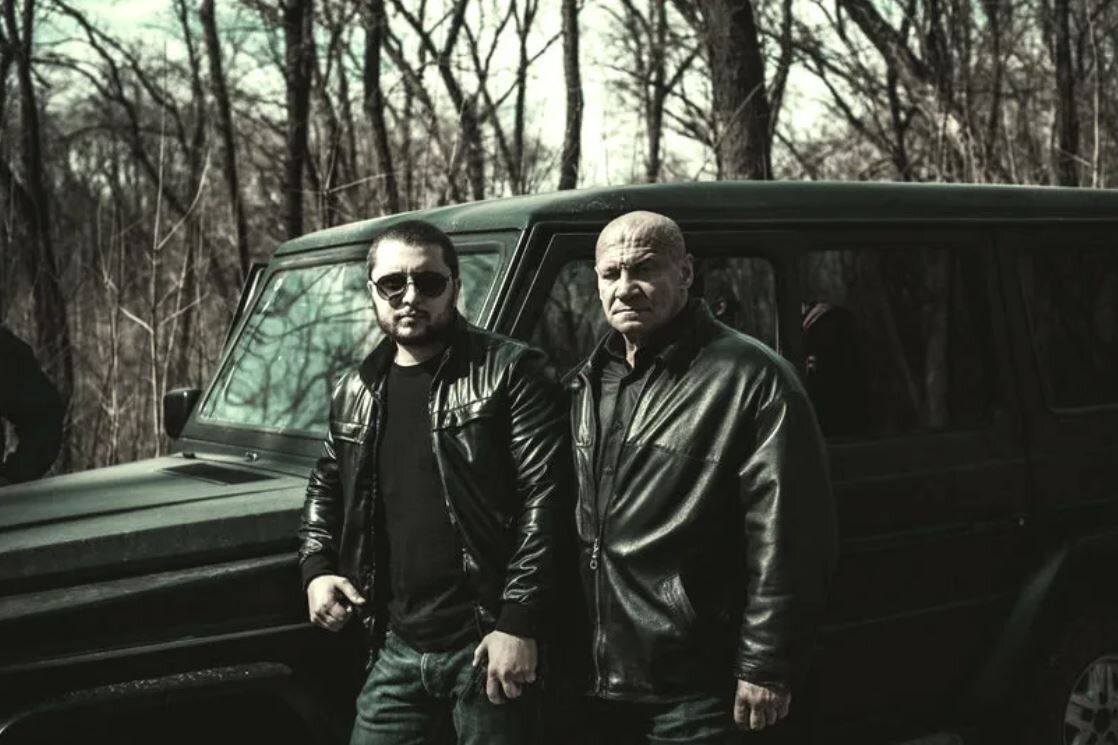 Макс ващенко бандиты. Разговор бандита. Мошенники звонят. Мафиози в очках. Улыбка бандита.