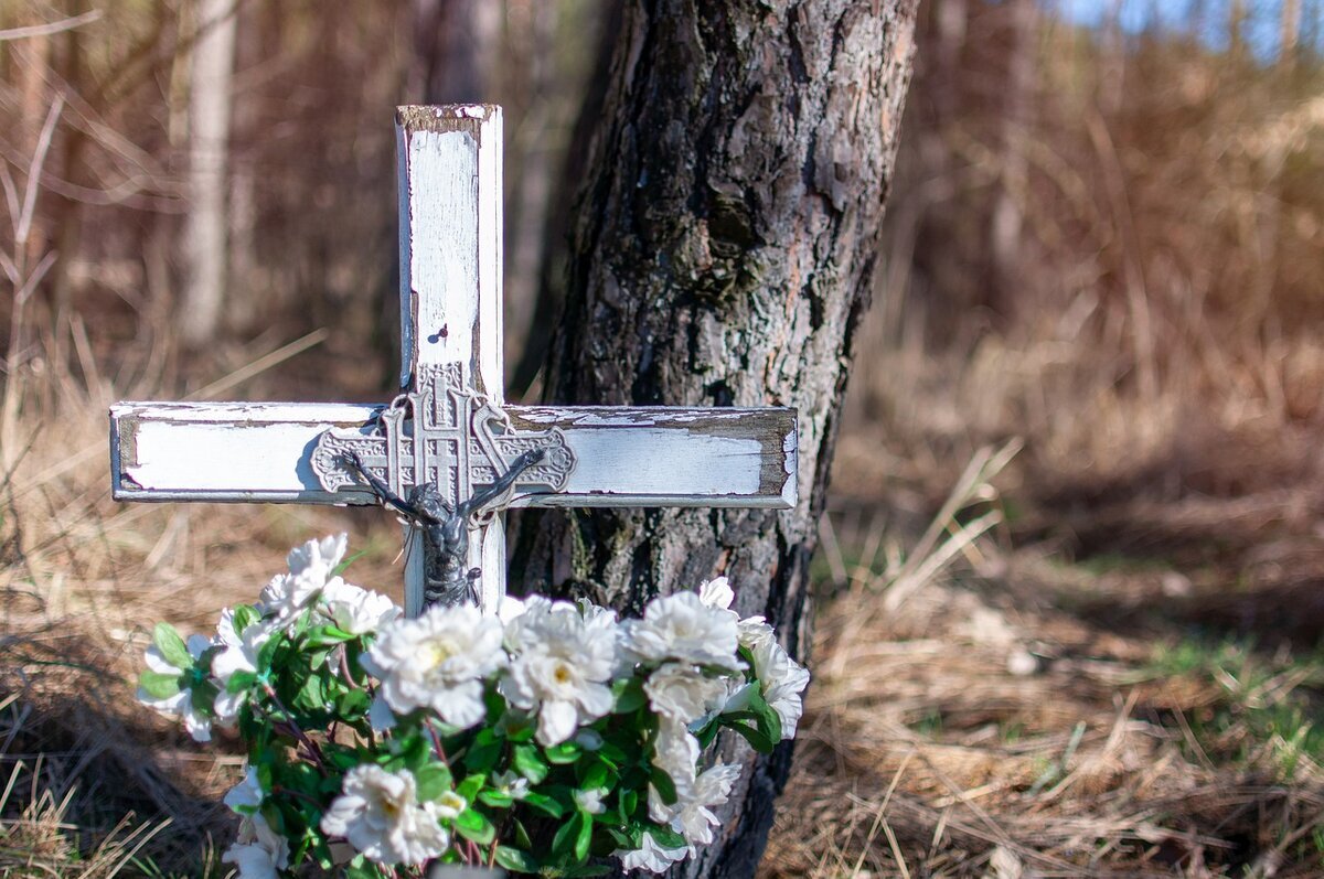 Похороненный крест. Крест на могилу. Кладбищенский крест. Православный крест на кладбище. Православная могила.