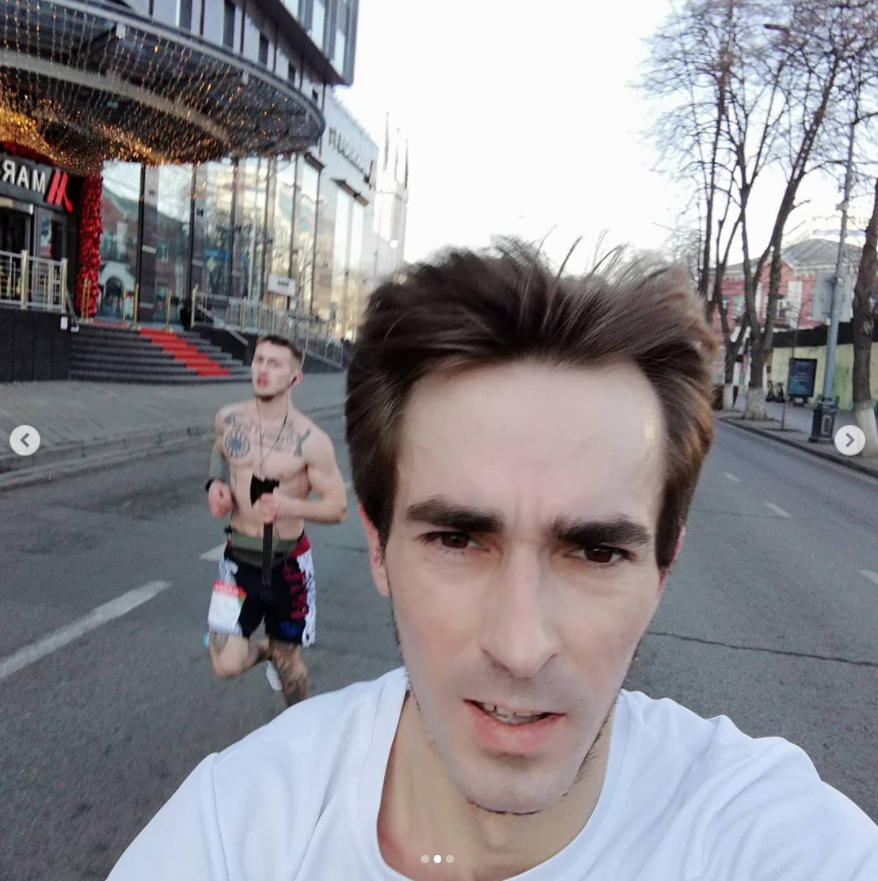 Кто как выделяется в забегах 1 января, этот парень в стиле викинга, с топором)