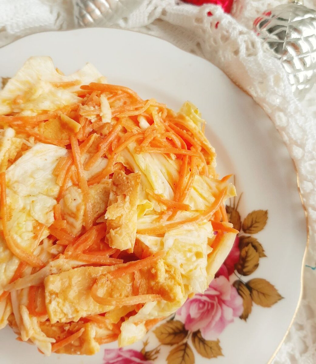 1. Салат с курицей, яичными блинчиками и кукурузой