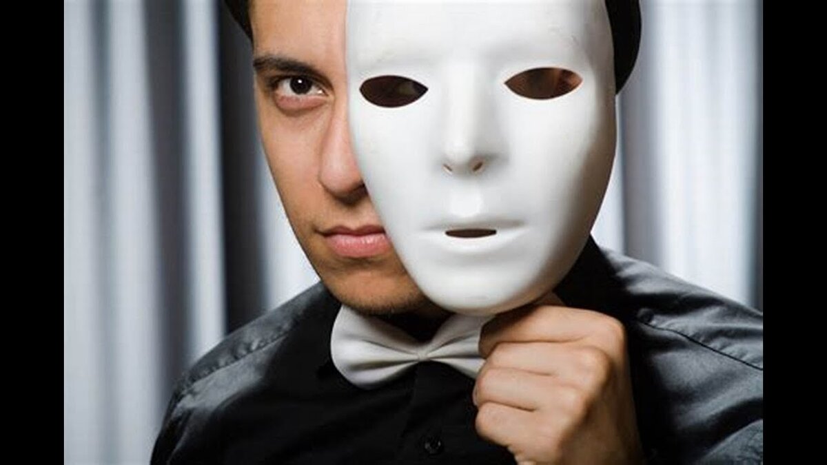 Человек в театральной маске