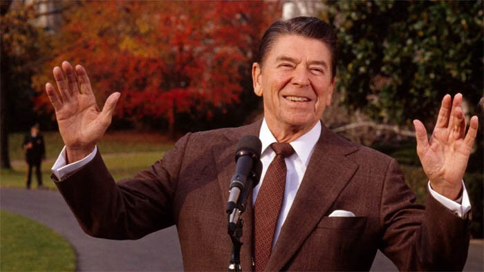 Рональд Рейган был президентом США с 1981 по 1989 год. Во время его публичных выступлений  его левой руке можно разглядеть тяж, который стягивает безымянный палец