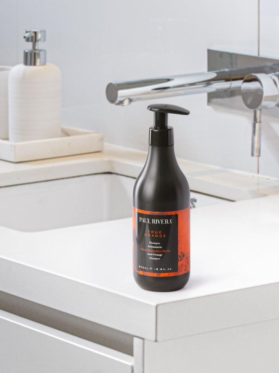 Устраняет нежелательные медные тона в натуральных или окрашенных волосах. 