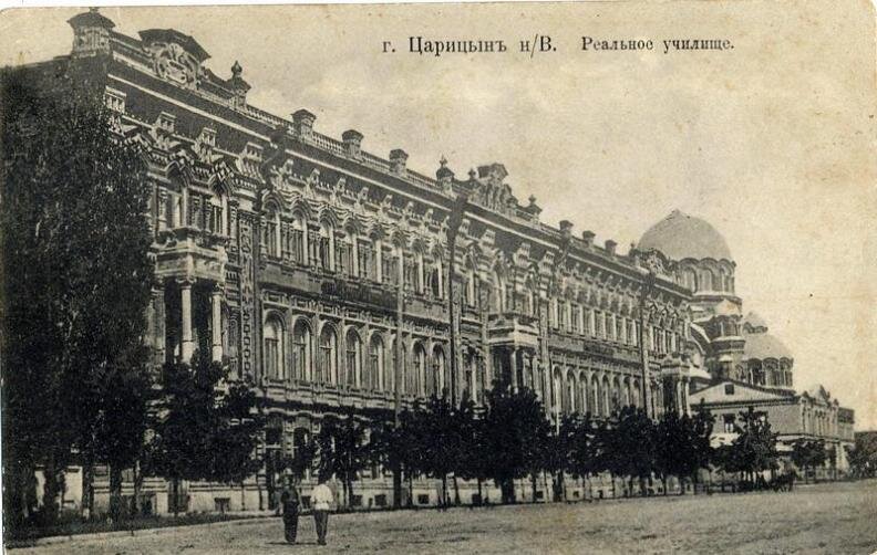 Собор на заднем плане. А дом на переднем плане - это нынешнее правое крыло здания областной администрации. Его адрес - проспект имени В.И. Ленина, дом 9. Интересный момент. Сейчас собор с такого же ракурса увидеть невозможно. И не потому что на месте двухэтажного домика на заднем плане сейчас стоит здание медицинского университета, а потому что воссозданный собор стоит не на своём историческом месте