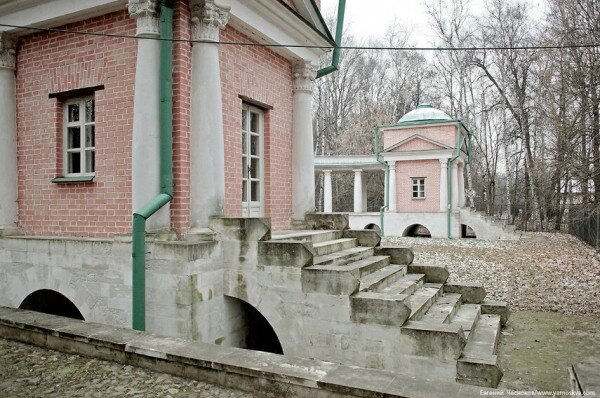 "Двойник" Казанского собора и античные объекты усадьбы "Кузьминки".