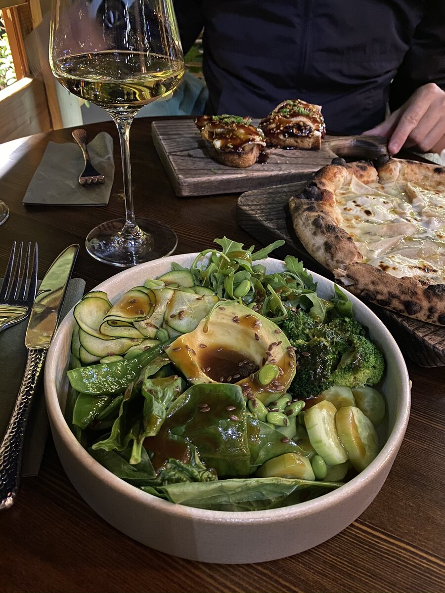 Фото, которое я выложила в сториз тогда ) Ну знаете, чтоб как все, не двери-обои, а вот салат ем.