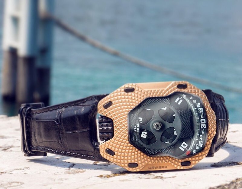 Часы Urwerk UR-105 TA Raging Gold в корпусе из титана и розового золота с индикацией времени на четырех дисках, находящихся на концах вращающегося креста