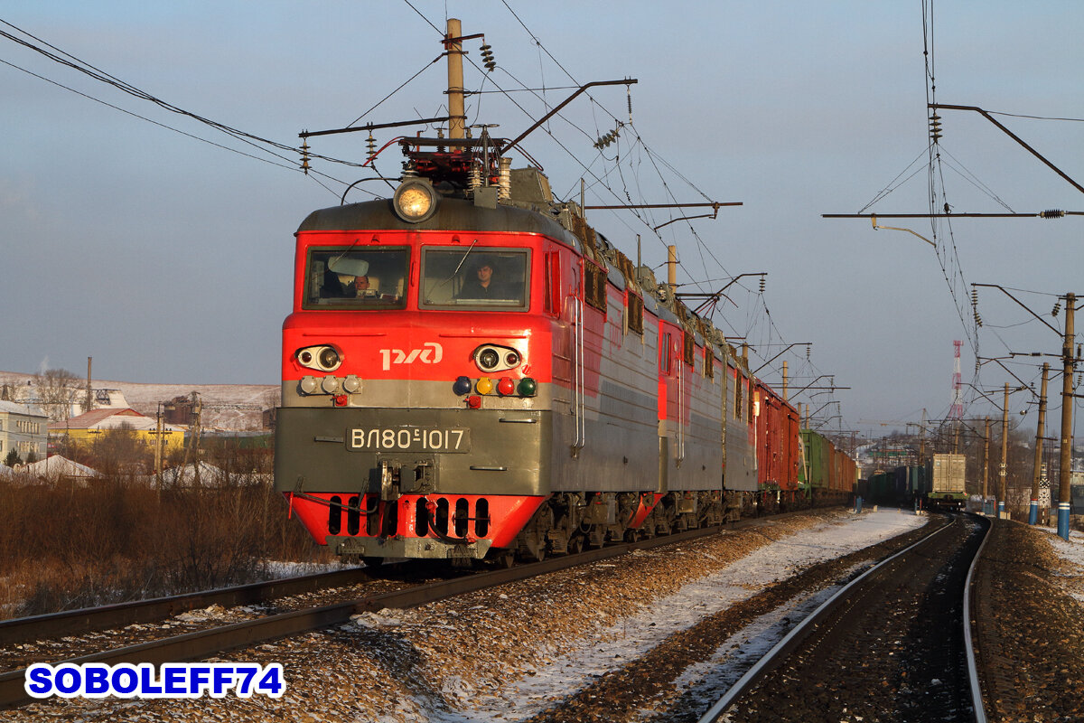 Электровоз ВЛ80С-1017 с грузовым поездом. Перегон Красноярск-Восточный - Сорокино Красноярской железной дороги. Январь 2015 года