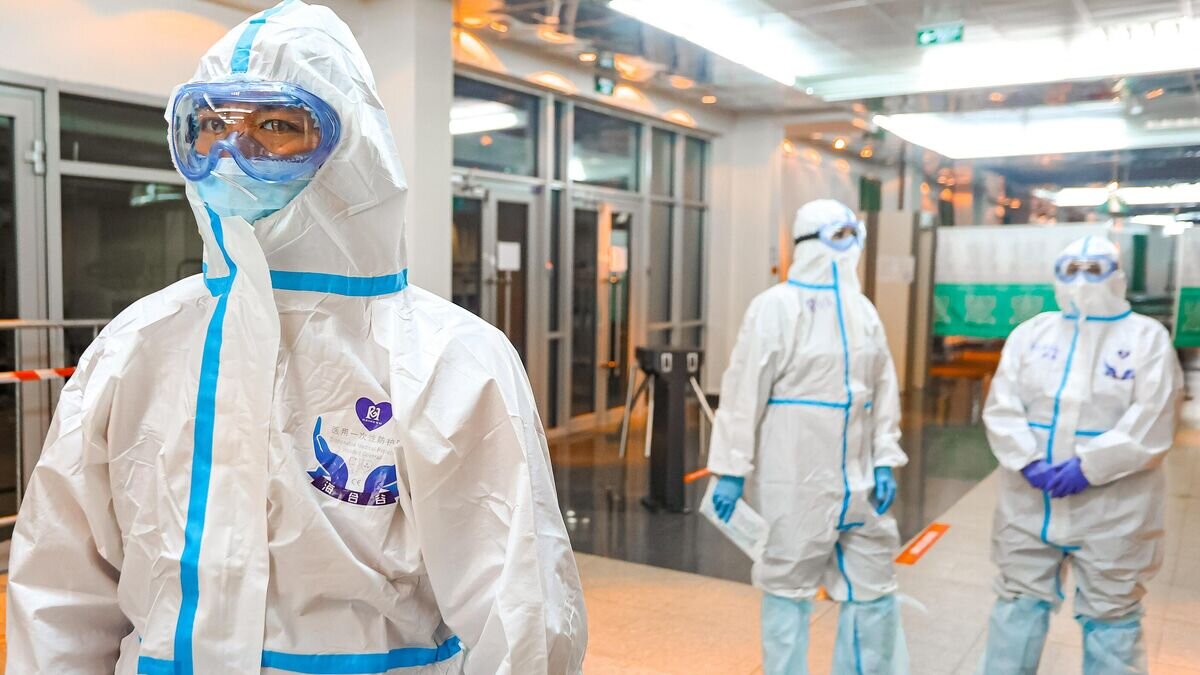    Сотрудники первого в России амбулаторного Covid-центра в Якутске© РИА Новости / Андрей Сорокин