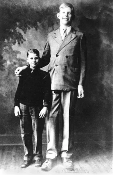 Robert Wadlow la 7 ani (dreapta)
