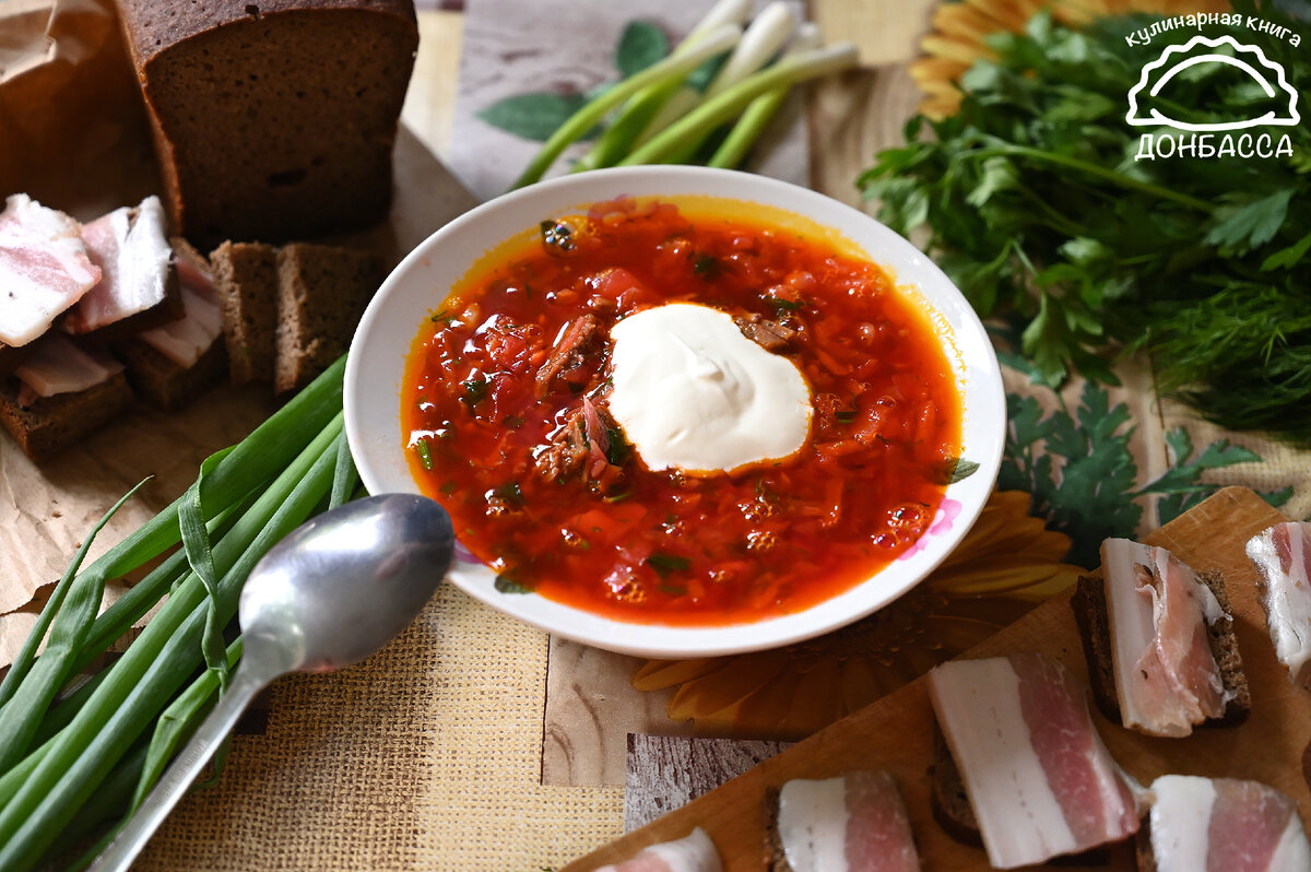 Хорошая порция готового борща, с черным хлебом и салом!