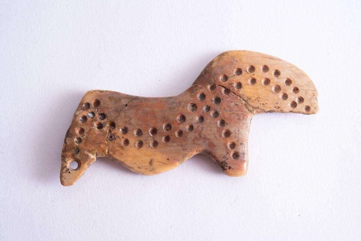 Та самая сунгирская лошадка, которая показывает нам, что даже 25,5 тысяч лет назад у древних людей было искусство и довольно сложная культура.