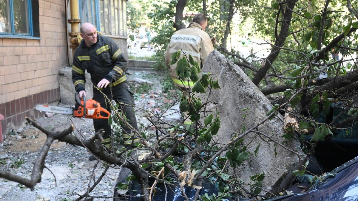    Последствия обстрела ВСУ на проспекте Дзержинского в Донецке© РИА Новости / Илья Питалев