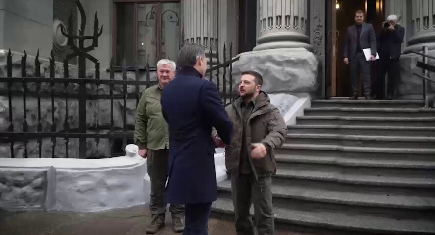 Здесь и далее скрины видео. Ссылка выше.  - Так вот ты какой! - подумали оба))