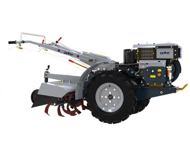 Мотоблок СКАУТ 81 D — это дизельный мотоблок с ременным приводом, который предназначен для сельскохозяйственной работы на приусадебных и дачных участках. Это самая доступная модель из мотоблоков тяжелого класса, которая работает всесезонно: летом пашет и культивирует почву, а зимой убирает снег. В базовой комплектации с мотоблоком идет почвофреза. 
Характеристики мотоблока СКАУТ 81 D
На мотоблоке установлен дизельный мотор с водяной системой охлаждения мощностью 8,6 лошадиных сил. Блокировка дифференциала раздельная на каждое колесо. Двигатель запускается вручную, в отличие от модели 81 DE, на которой установлен электростартер.

Навесное оборудование подключается как спереди мотоблока, так и сзади. Фронтально присоединяется косилка, отвал и снегоуборщик. Отбор мощности происходит при помощи ременного привода. Навесное оборудование, например почвофреза, присоединяется сзади машины на одноточечный прицепной узел. Передача крутящего момента происходит при помощи шестеренчатого вала отбора мощности.

Обработка почвы для засева культур — до 40 соток.
Посадка, выращивание и сбор урожая — до 40 соток.
Транспортировка грузов — до 10 км в день.
Транспортировка грузов — до 10 км в день.
Возможности мотоблока СКАУТ 81 D
Обработка почвы. В базовой комплектации с мотоблоком идет почвофреза с шириной захвата 100 см. Она предназначена для фрезерования почвы перед посадкой сельскохозяйственных культур. Для вспашки используют однокорпусный плуг.

Посадка картофеля. Для автоматизированной посадки используют картофелесажатель. На оборудовании регулируется глубина посадки, ширина грядки и частота высева картофеля.

Посадка овощей и чеснока. При помощи овощной сеялки точного высева засевают фасоль, горох, кукурузу, морковь, редис и другие культуры. Оборудование регулирует частоту высева и количество высеваемых семян. Для посадки чеснока используют чеснокосажалку, которая по функционированию схожа с картофелесажателем.

Обработка грядок. К мотоблоку подключаются окучники и пропольщики, при помощи которых производится междурядная обработка.

Сбор урожая. Для выкапывания картофеля и других клубней используют грохотный или транспортерный картофелекопатель.

Заготовка сена. Для покоса травы используется роторная сенокосилка. Передача крутящего момента от двигателя на косилку передается при помощи ременного привода. 

Уборка территории. Для уборки снега устанавливают шнековый снегоуборщик или коммунальный отвал, обязательно вместе с цепями противоскольжения.