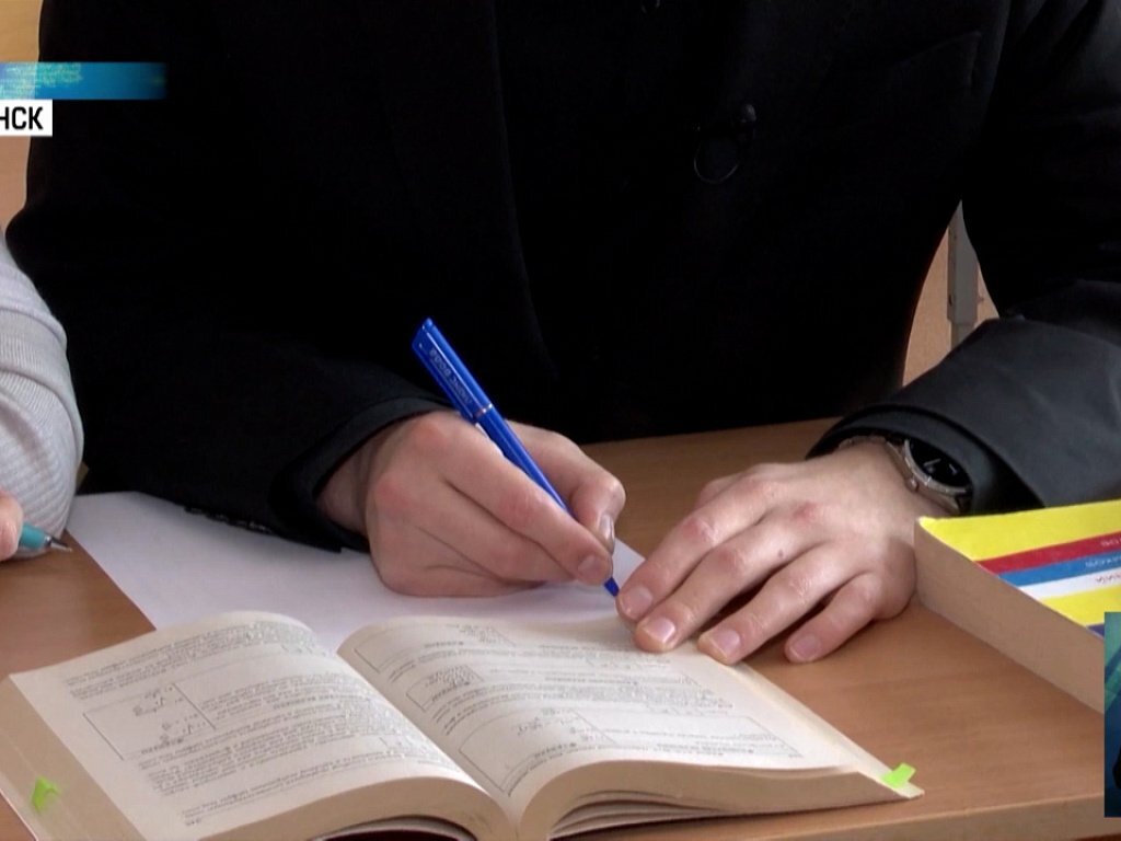 Экзамены могут быть стрессом для многих студентов, и нередко нервничать перед важным тестом. Однако важно помнить, что нервозность является естественной реакцией на сложную ситуацию. Есть несколько вещей, которые вы можете сделать, чтобы справиться со своими нервами и показать себя на экзамене наилучшим образом.

Во-первых, убедитесь, что вы хорошо подготовились к экзамену. Это означает предварительное тщательное изучение и повторение материала. Отправляясь на экзамен с уверенностью в своих знаниях, вы можете немного уменьшить нервозность, которую вы, возможно, испытываете.

Затем попробуйте некоторые методы релаксации, чтобы успокоить нервы. Упражнения на глубокое дыхание, медитация или йога могут быть эффективными способами уменьшить беспокойство и способствовать расслаблению. Быстрая прогулка или другая физическая активность также помогут снять напряжение в теле.

Убедитесь, что вы достаточно отдохнули и выспались в ночь перед экзаменом. Недостаток сна может вызвать повышенное беспокойство и повлиять на вашу способность концентрироваться во время теста.

В день экзамена придите пораньше и потратьте некоторое время на то, чтобы обустроиться. Это может помочь вам чувствовать себя более комфортно и контролировать ситуацию. Сделайте несколько глубоких вдохов и постарайтесь расслабить тело перед началом экзамена.

Во время экзамена внимательно читайте инструкции и не торопитесь. Не торопитесь с вопросами и убедитесь, что вы понимаете, о чем вас спрашивают. Сосредоточьтесь и не отвлекайтесь на других учеников или посторонний шум.

Наконец, не забывайте оставаться позитивным и верить в себя. Будьте уверены в своих силах и верьте, что вы хорошо подготовились к экзамену. Не позволяйте нервозности или неуверенности в себе помешать вашему успеху.

В заключение, нервозность перед экзаменом — это нормально, но есть много вещей, которые вы можете сделать, чтобы справиться со своим беспокойством и проявить себя наилучшим образом. Хорошо подготовившись, применяя методы релаксации, достаточно отдыхая, сохраняя концентрацию и сохраняя позитивный настрой, вы сможете справиться со своими нервами и добиться успеха на экзаменах.