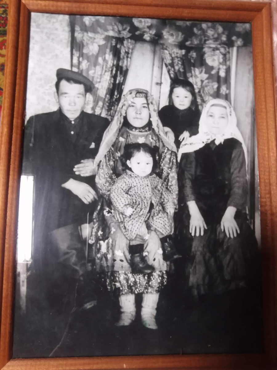 Бабушка Гайнисафа с семьей дочери Ракии 