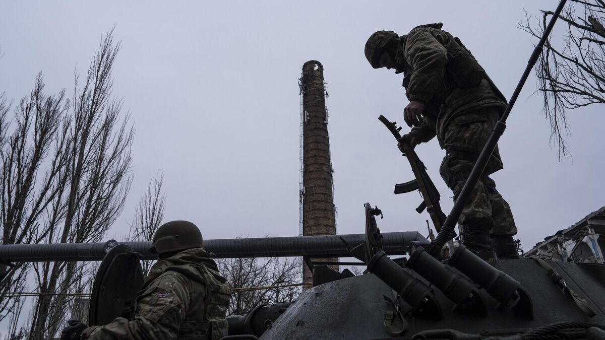    Украинские военнослужащие в Угледаре© AP Photo / Evgeniy Maloletka