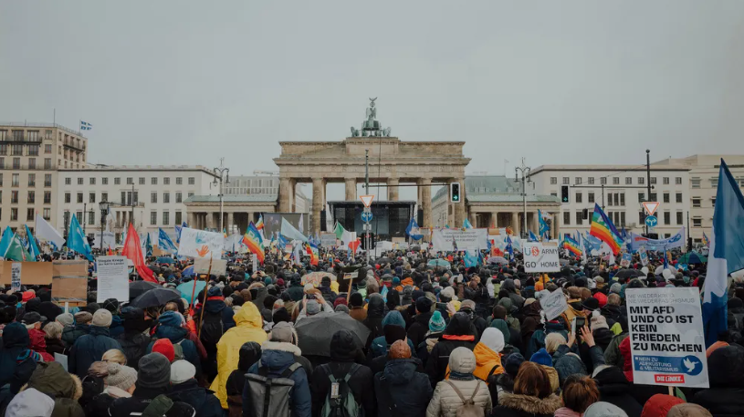 Левый политик Сара Вагенкнехт и активистка за права женщин Алиса Шварцер призвали к демонстрации под названием «Восстание за мир» в Берлине 25 февраля 2023 года © Маркус Глан для Die Zeit