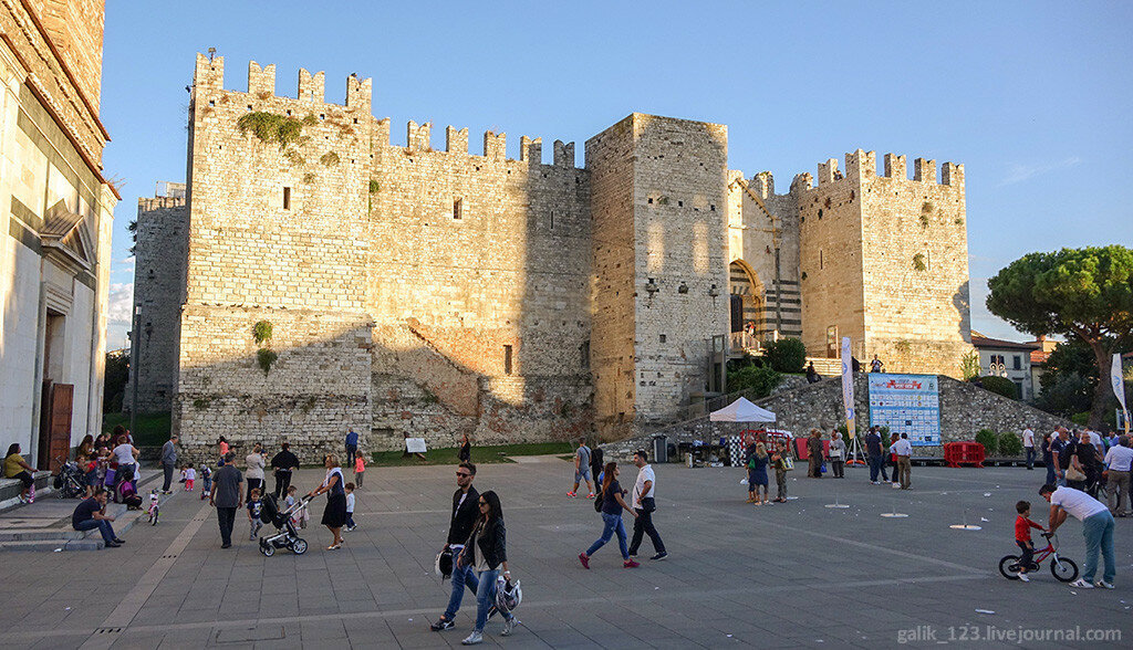 Императорский замок в Прато. Стены замка из белого известняка увенчаны гибеллинскими зубцами в форме ласточкиного хвоста.