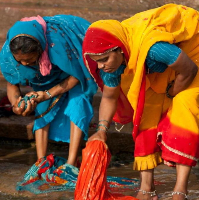 Ходи в индии. Босиком индус. Indian men Bathing in Ganges.