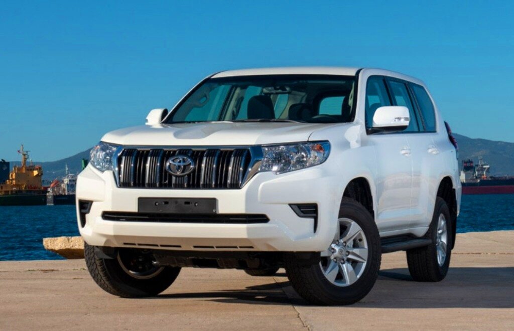 Тойота Land Cruiser Prado предыдущего поколения J150 также оснащается мотором 2TR-FE мощностью 163 лошадей, а ещё у него есть механическая КПП (листайте галерею вправо:)