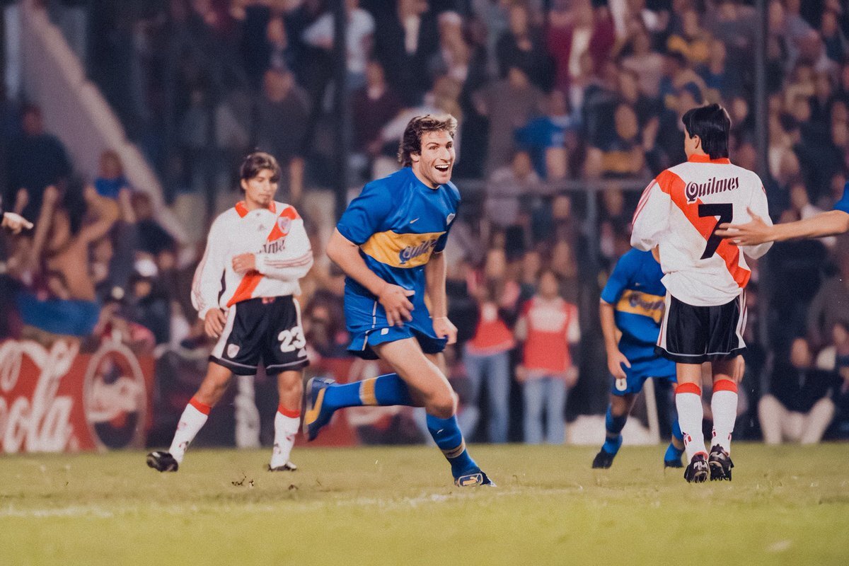 1. 24 мая 1908: Рождение Ривер Плейт и Бока Хуниорс 
История "Суперклассико" началась с момента основания обоих клубов. "Ривер Плейт" был создан в богатом районе Бельграно, в то время как "Бока Хуниорс" возник в районе Ла Бока - районе бедных рабочих. Эти контрасты в сочетании с пылкостью аргентинского характера стали основой для страстей и столкновений в дерби.